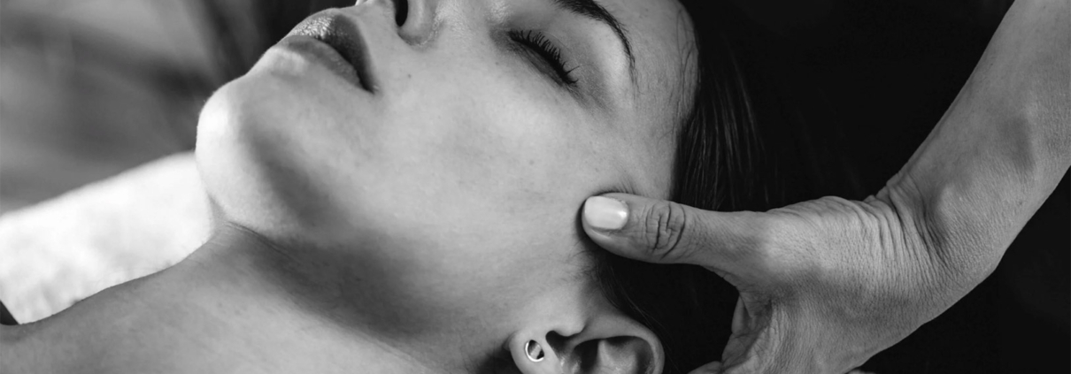 mujer con bruxismo, masaje para bruxismo