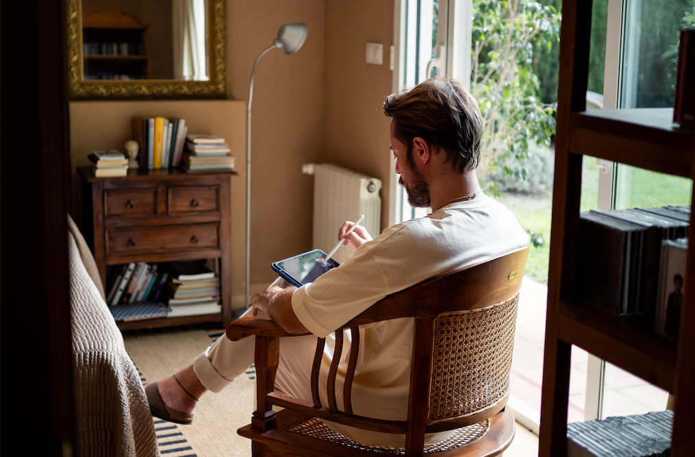 como quitar el sueño: hombre tomando el sol en casa