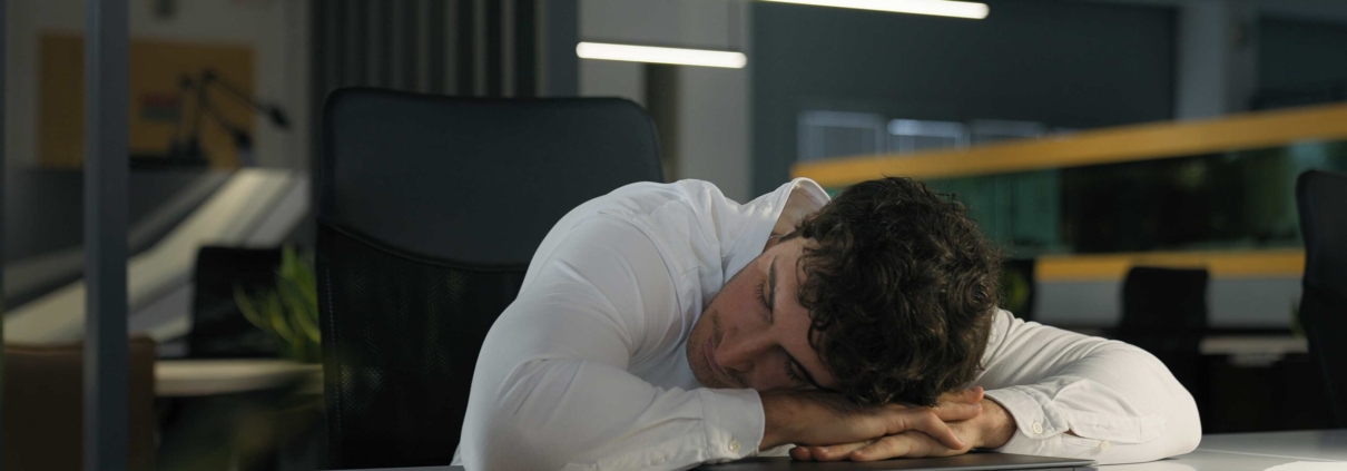 como quitar el sueño, hombre durmiendo en oficina
