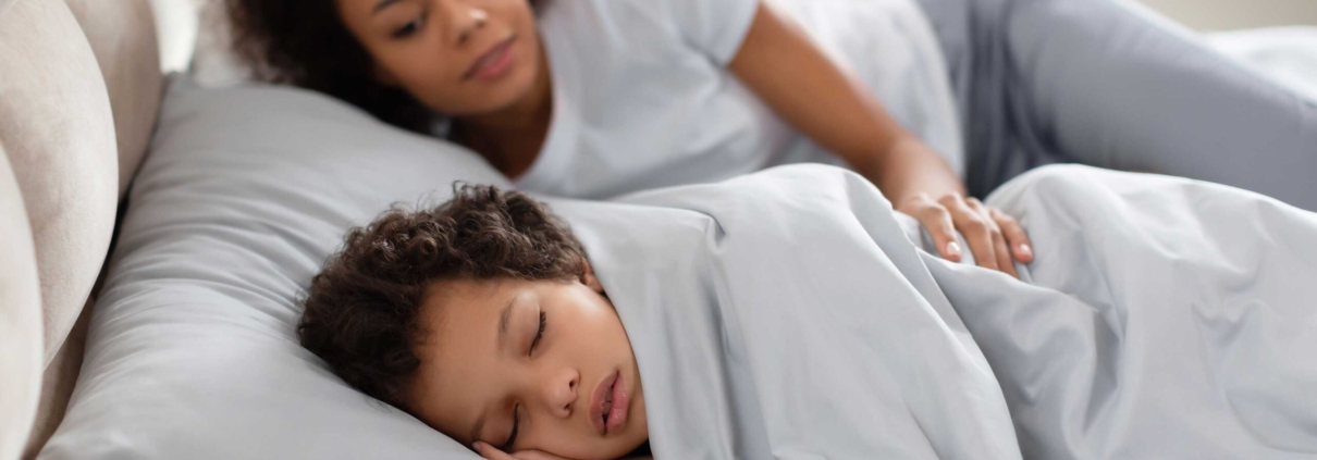 niña con somniloquia acompañada por su madre